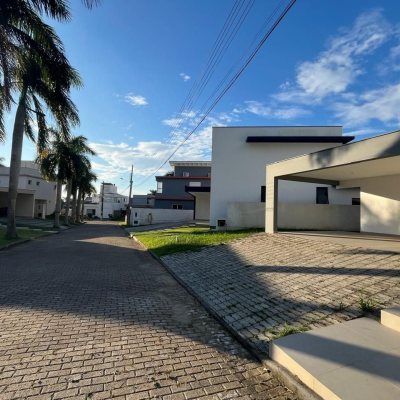 Casa em Condomínio com 192m², 3 quartos, 3 suítes, 2 garagens, no bairro Cachoeira Do Bom Jesus em Florianópolis