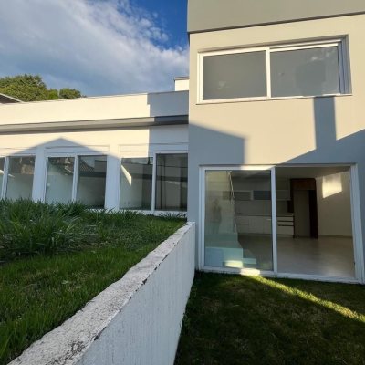 Casa em Condomínio com 192m², 3 quartos, 3 suítes, 2 garagens, no bairro Cachoeira Do Bom Jesus em Florianópolis