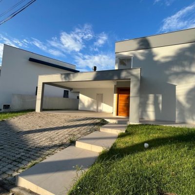 Casa em Condomínio com 192m², 3 quartos, 3 suítes, 2 garagens, no bairro Cachoeira Do Bom Jesus em Florianópolis