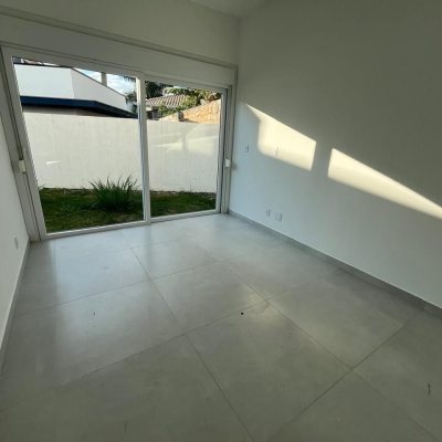 Casa em Condomínio com 192m², 3 quartos, 3 suítes, 2 garagens, no bairro Cachoeira Do Bom Jesus em Florianópolis