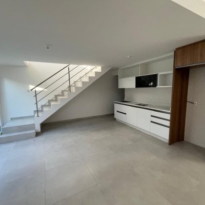 Casa em Condomínio com 192m², 3 quartos, 3 suítes, 2 garagens, no bairro Cachoeira Do Bom Jesus em Florianópolis