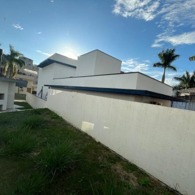 Casa em Condomínio com 192m², 3 quartos, 3 suítes, 2 garagens, no bairro Cachoeira Do Bom Jesus em Florianópolis