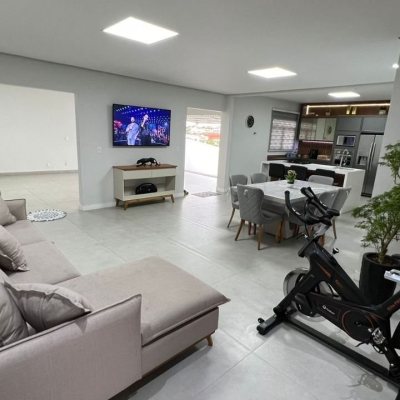 Casa Residencial com 200m², 3 quartos, 2 suítes, 6 garagens, no bairro Serraria em São José