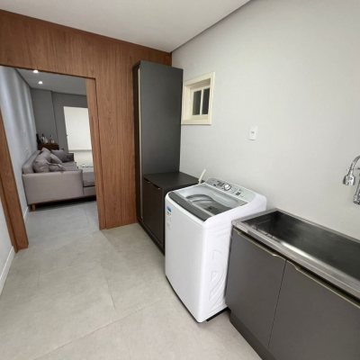 Casa Residencial com 200m², 3 quartos, 2 suítes, 6 garagens, no bairro Serraria em São José