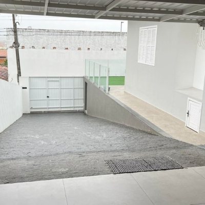Casa Residencial com 200m², 3 quartos, 2 suítes, 6 garagens, no bairro Serraria em São José
