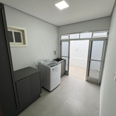 Casa Residencial com 200m², 3 quartos, 2 suítes, 6 garagens, no bairro Serraria em São José