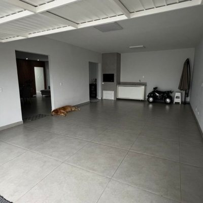 Casa Residencial com 200m², 3 quartos, 2 suítes, 6 garagens, no bairro Serraria em São José