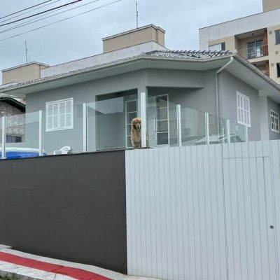 Casa Residencial com 200m², 3 quartos, 2 suítes, 6 garagens, no bairro Serraria em São José