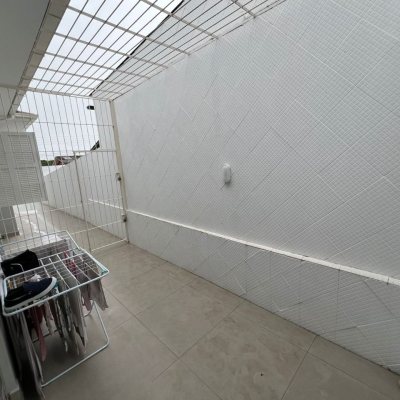 Casa Residencial com 200m², 3 quartos, 2 suítes, 6 garagens, no bairro Serraria em São José