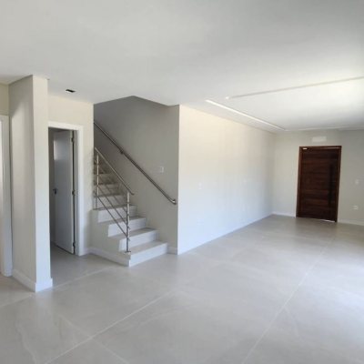 Casa Residencial com 162m², 3 quartos, 1 suíte, 2 garagens, no bairro Cachoeira Do Bom Jesus em Florianópolis