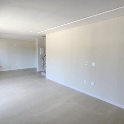 Casa Residencial com 162m², 3 quartos, 1 suíte, 2 garagens, no bairro Cachoeira Do Bom Jesus em Florianópolis