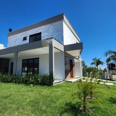 Casa Residencial com 162m², 3 quartos, 1 suíte, 2 garagens, no bairro Cachoeira Do Bom Jesus em Florianópolis