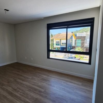 Casa Residencial com 162m², 3 quartos, 1 suíte, 2 garagens, no bairro Cachoeira Do Bom Jesus em Florianópolis