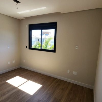 Casa Residencial com 162m², 3 quartos, 1 suíte, 2 garagens, no bairro Cachoeira Do Bom Jesus em Florianópolis