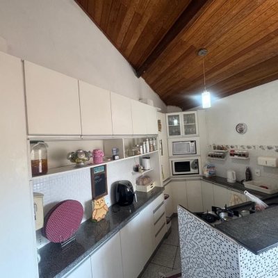Casa Residencial com 110m², 3 quartos, 5 garagens, no bairro Itacorubi em Florianópolis