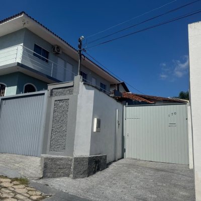 Casa Residencial com 110m², 3 quartos, 5 garagens, no bairro Itacorubi em Florianópolis