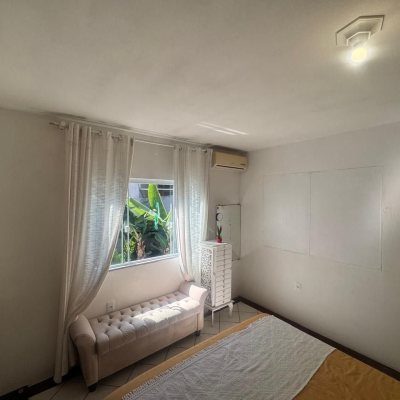 Casa Residencial com 110m², 3 quartos, 5 garagens, no bairro Itacorubi em Florianópolis