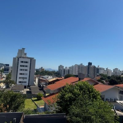 Casa Residencial com 110m², 3 quartos, 5 garagens, no bairro Itacorubi em Florianópolis