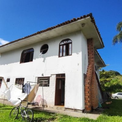 Casa Residencial com 269m², 3 quartos, 1 suíte, 2 garagens, no bairro Costeira do Pirajubaé em Florianópolis