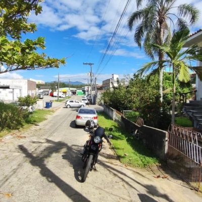 Casa Residencial com 269m², 3 quartos, 1 suíte, 2 garagens, no bairro Costeira do Pirajubaé em Florianópolis