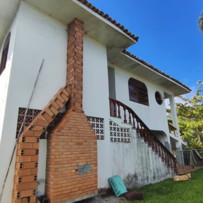 Casa Residencial com 269m², 3 quartos, 1 suíte, 2 garagens, no bairro Costeira do Pirajubaé em Florianópolis