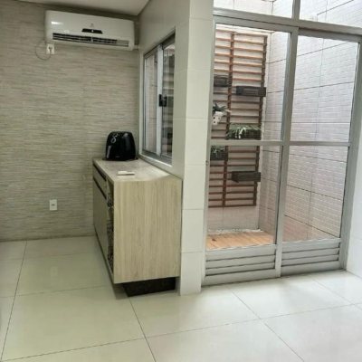 Casa Residencial com 184m², 3 quartos, 1 suíte, 3 garagens, no bairro Carianos em Florianópolis