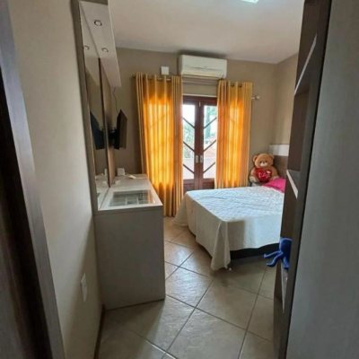 Casa Residencial com 184m², 3 quartos, 1 suíte, 3 garagens, no bairro Carianos em Florianópolis