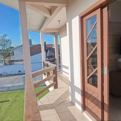 Casa Residencial com 184m², 3 quartos, 1 suíte, 3 garagens, no bairro Carianos em Florianópolis