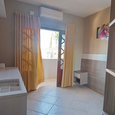 Casa Residencial com 184m², 3 quartos, 1 suíte, 3 garagens, no bairro Carianos em Florianópolis