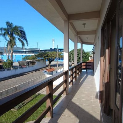 Casa Residencial com 184m², 3 quartos, 1 suíte, 3 garagens, no bairro Carianos em Florianópolis