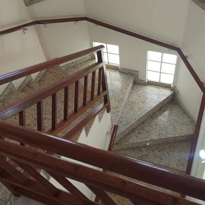 Casa Residencial com 184m², 3 quartos, 1 suíte, 3 garagens, no bairro Carianos em Florianópolis