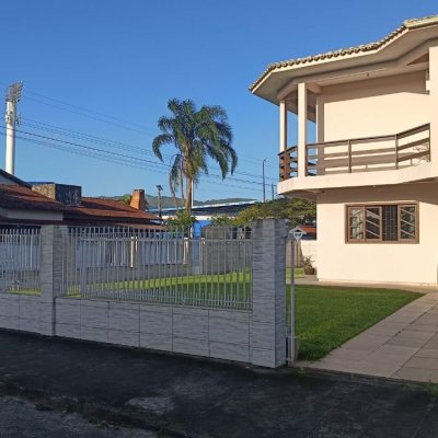 Casa Residencial com 184m², 3 quartos, 1 suíte, 3 garagens, no bairro Carianos em Florianópolis