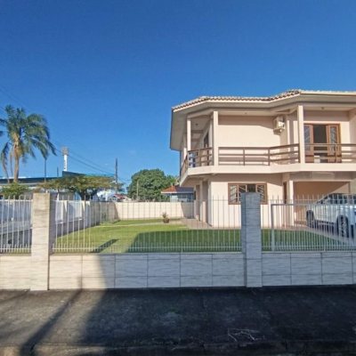 Casa Residencial com 184m², 3 quartos, 1 suíte, 3 garagens, no bairro Carianos em Florianópolis