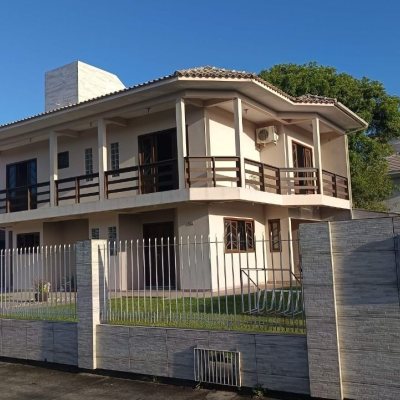 Casa Residencial com 184m², 3 quartos, 1 suíte, 3 garagens, no bairro Carianos em Florianópolis