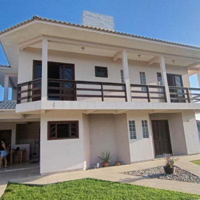 Casa Residencial com 184m², 3 quartos, 1 suíte, 3 garagens, no bairro Carianos em Florianópolis