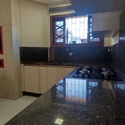 Casa Residencial com 184m², 3 quartos, 1 suíte, 3 garagens, no bairro Carianos em Florianópolis