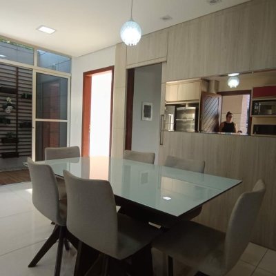 Casa Residencial com 184m², 3 quartos, 1 suíte, 3 garagens, no bairro Carianos em Florianópolis