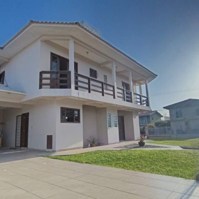 Casa Residencial com 184m², 3 quartos, 1 suíte, 3 garagens, no bairro Carianos em Florianópolis