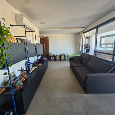 Cobertura com 140m², 2 quartos, 1 suíte, 2 garagens, no bairro Kobrasol em São José