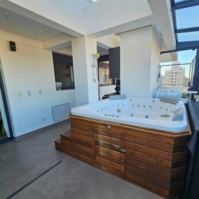 Cobertura com 140m², 2 quartos, 1 suíte, 2 garagens, no bairro Kobrasol em São José