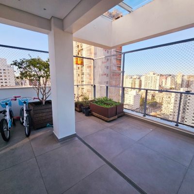 Cobertura com 140m², 2 quartos, 1 suíte, 2 garagens, no bairro Kobrasol em São José