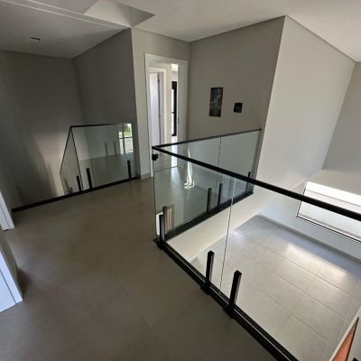 Casa em Condomínio com 293m², 4 quartos, 3 suítes, 2 garagens, no bairro São João Do Rio Vermelho em Florianópolis