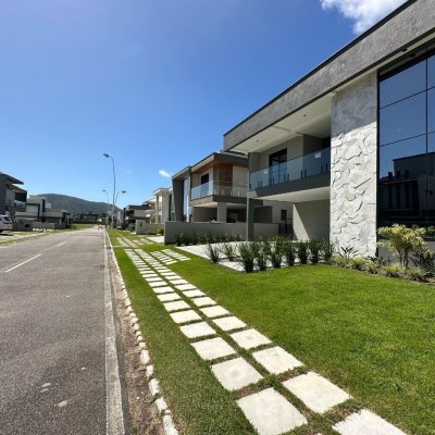 Casa em Condomínio com 293m², 4 quartos, 3 suítes, 2 garagens, no bairro São João Do Rio Vermelho em Florianópolis