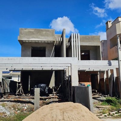 Casa Residencial com 142m², 3 quartos, 1 suíte, 2 garagens, no bairro Forquilhinha em São José