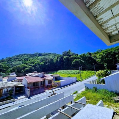 Casa Residencial com 142m², 3 quartos, 1 suíte, 2 garagens, no bairro Forquilhinha em São José