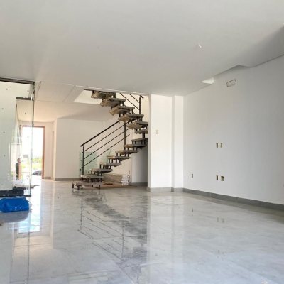 Casa Residencial com 127m², 3 quartos (sendo 2 suítes), 2 garagens, no bairro Campeche em Florianópolis