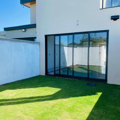 Casa Residencial com 127m², 3 quartos (sendo 2 suítes), 2 garagens, no bairro Campeche em Florianópolis