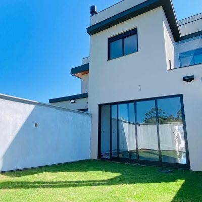 Casa Residencial com 127m², 3 quartos (sendo 2 suítes), 2 garagens, no bairro Campeche em Florianópolis