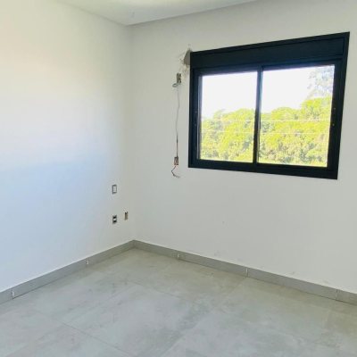 Casa Residencial com 127m², 3 quartos (sendo 2 suítes), 2 garagens, no bairro Campeche em Florianópolis