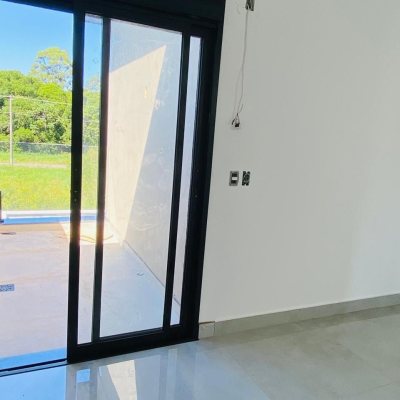 Casa Residencial com 127m², 3 quartos (sendo 2 suítes), 2 garagens, no bairro Campeche em Florianópolis